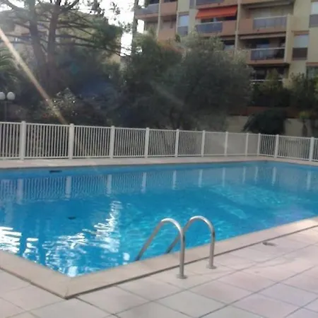 Piscine A Les Palmiers 1er Etage * Йер
